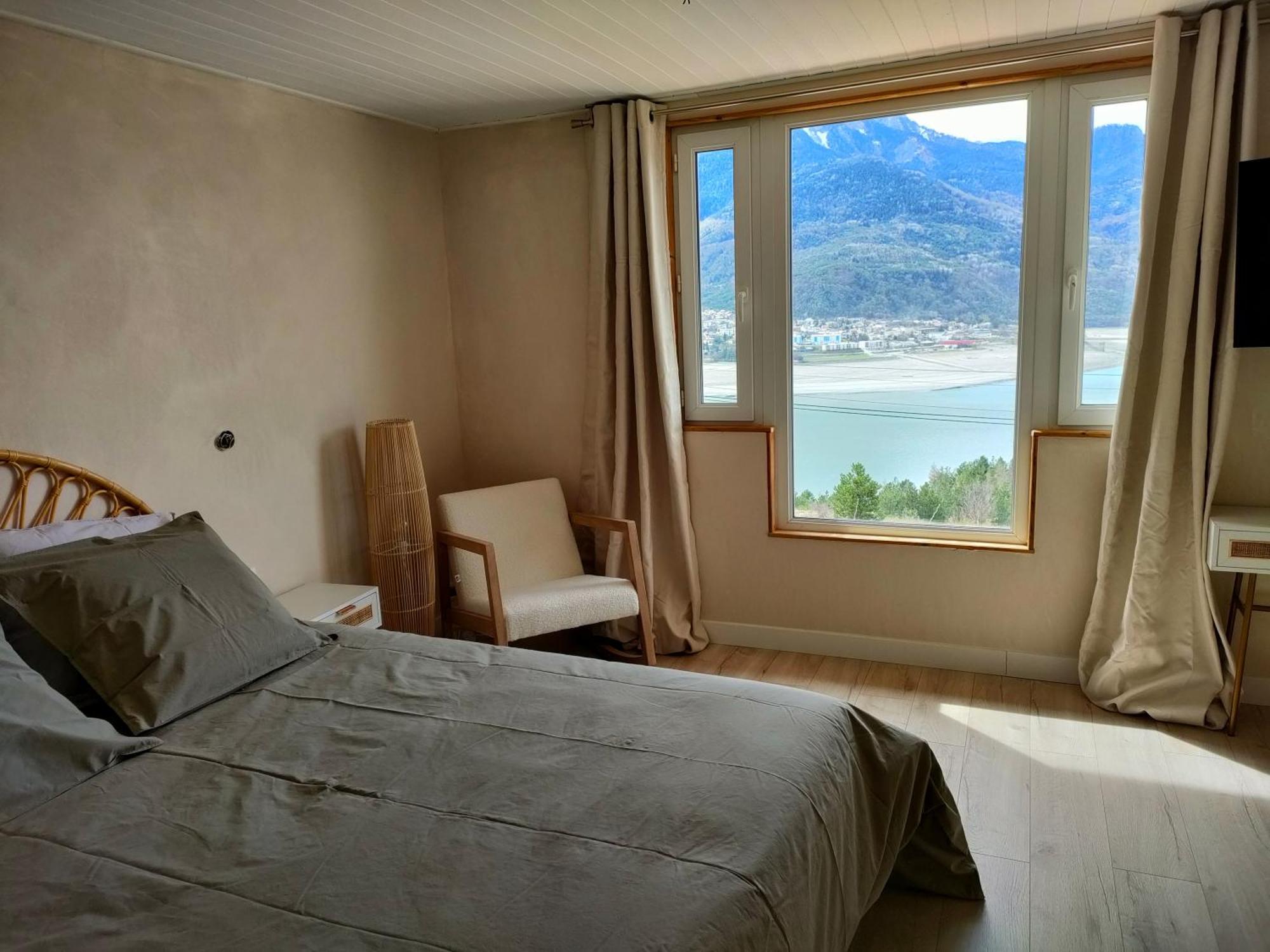 Le Cosy Du Plongeoir - T2 Neuf Avec Vue Sur Le Lac De Serre Poncon Et Grande Terrasse Avec Jardin Savines Oda fotoğraf