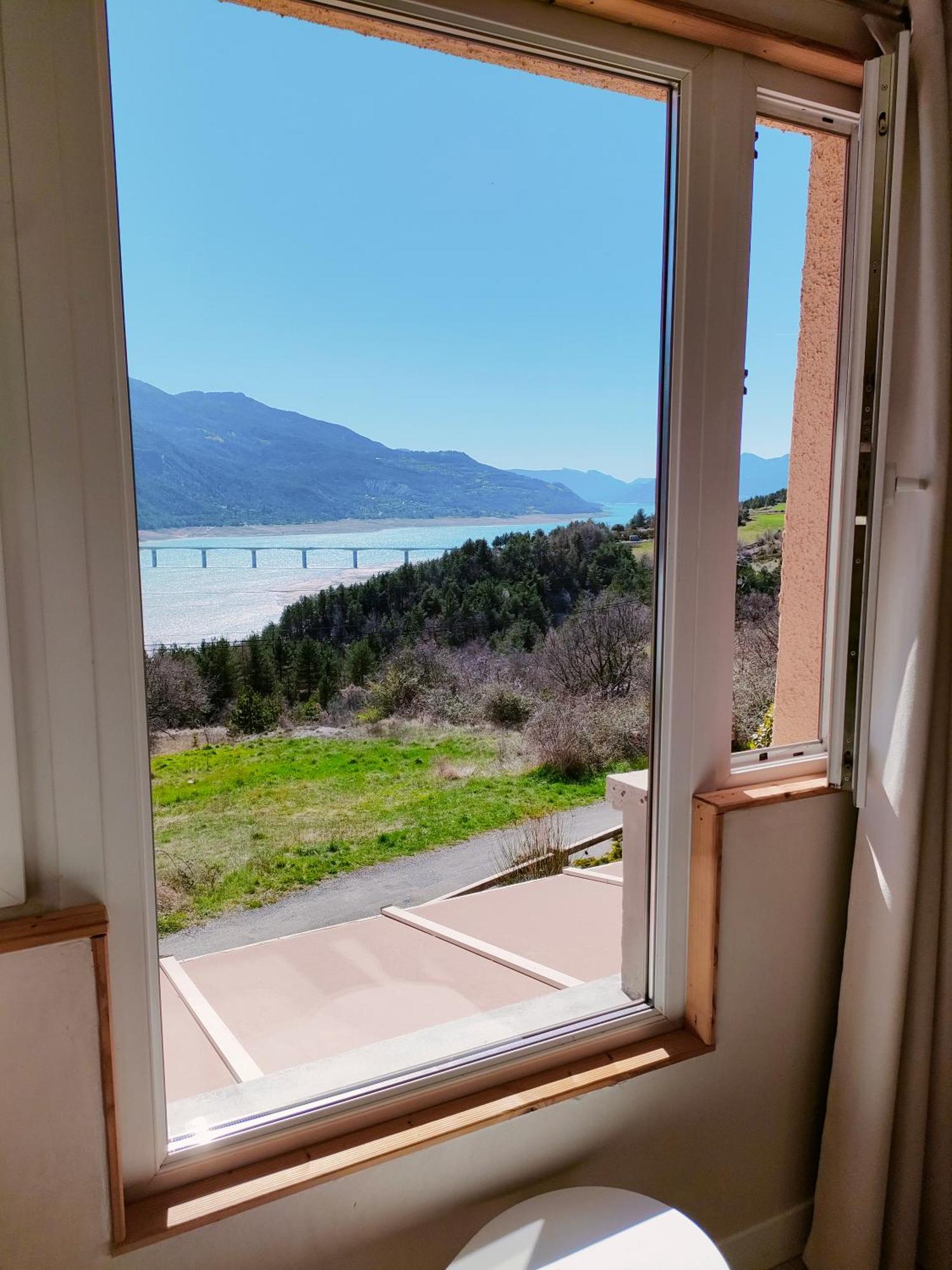 Le Cosy Du Plongeoir - T2 Neuf Avec Vue Sur Le Lac De Serre Poncon Et Grande Terrasse Avec Jardin Savines Dış mekan fotoğraf